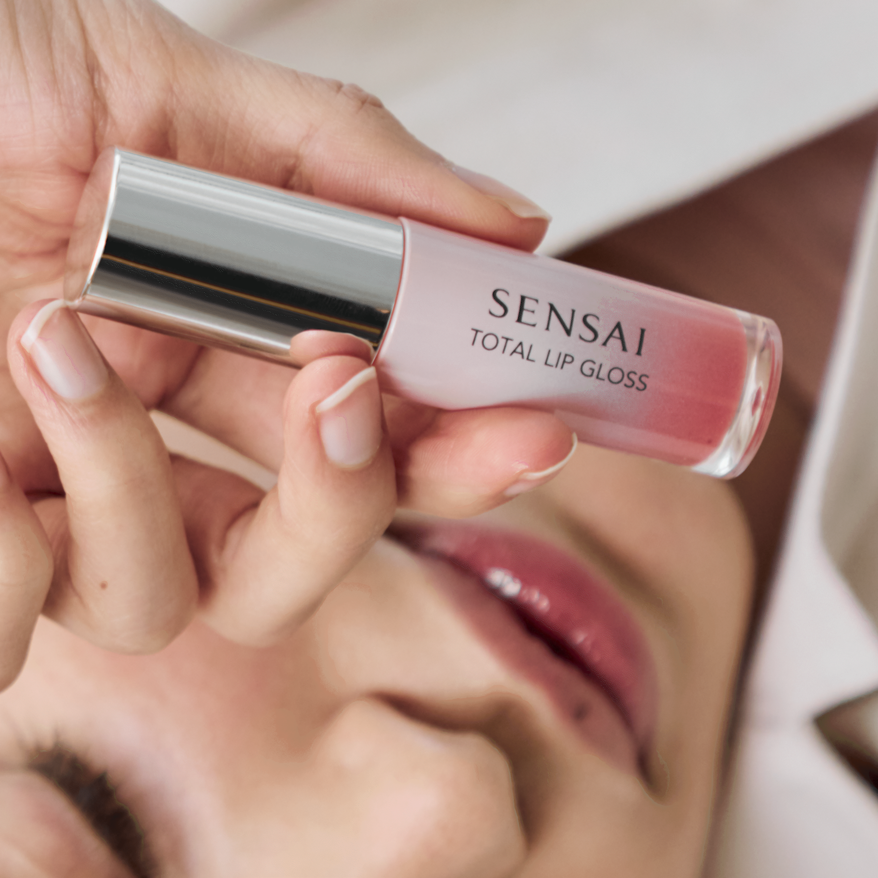 Total Lip Gloss in Colours Tube und Applikator in Valentinstagsstimmung 